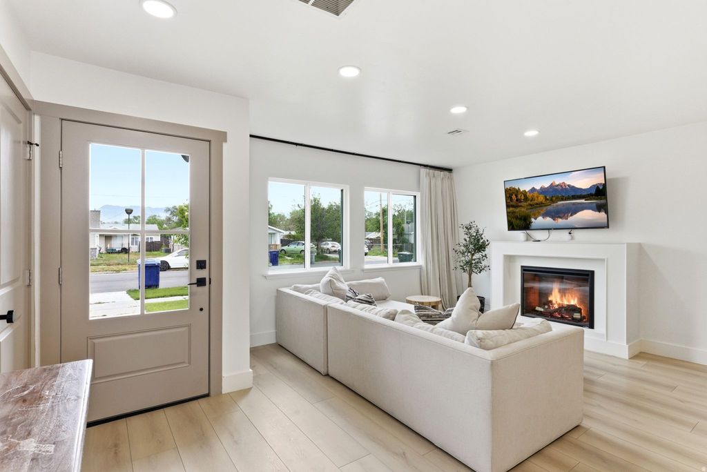 Photo of 950 S GLENDALE ST W, Salt Lake City, UT 84104 (MLS # 2156534)