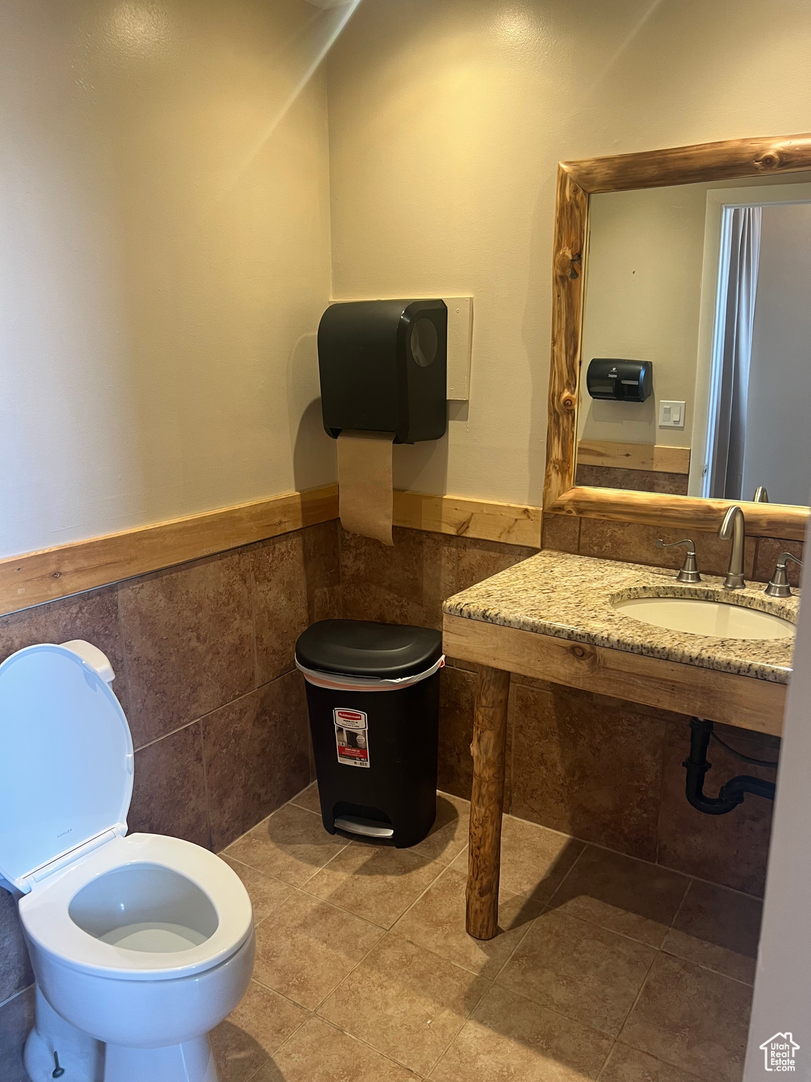 Main image without alt text