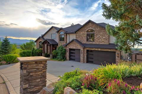Photo of 2373 E BEAR HILLS CIR, Draper, UT 84020 (MLS # 2152300)