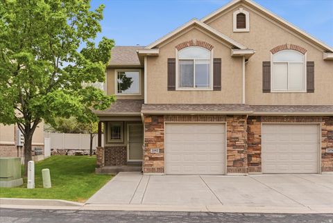Photo of 2082 N EVANS COVE LOOP W, Layton, UT 84041 (MLS # 2152524)