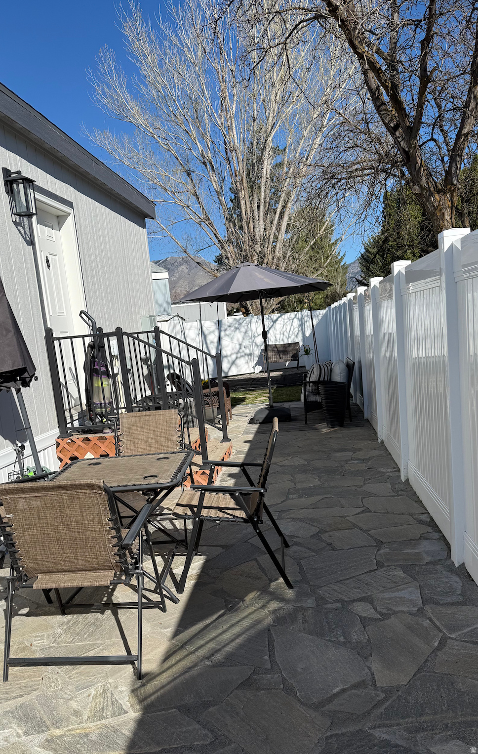 PALATIAL LIVING - Residential