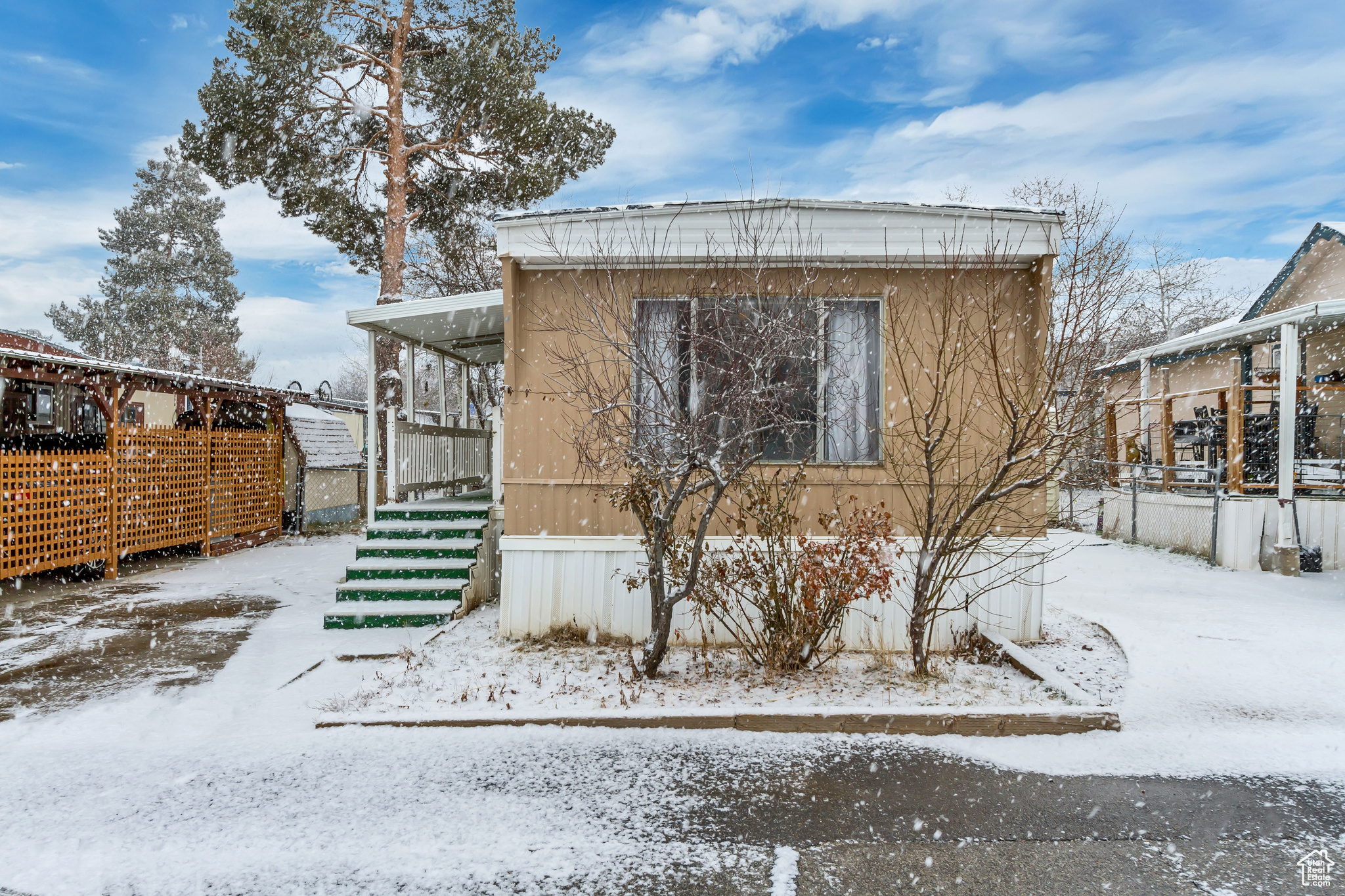 Beautiful mobile home located in a nice neighborhood. Fresh paint and beautiful wood flooring. This home features archway hallways and unique cabinetry.  A must see for a first time home buyer!