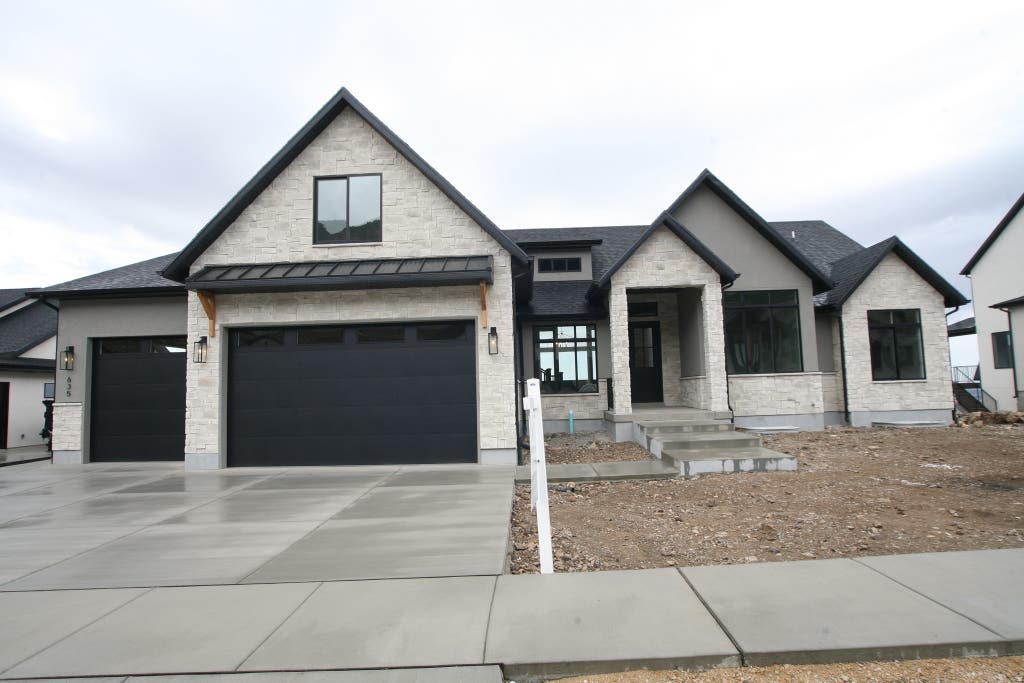 Photo of 635 E MOUNTAIN RD N, North Ogden, UT 84414 (MLS # 2169067)