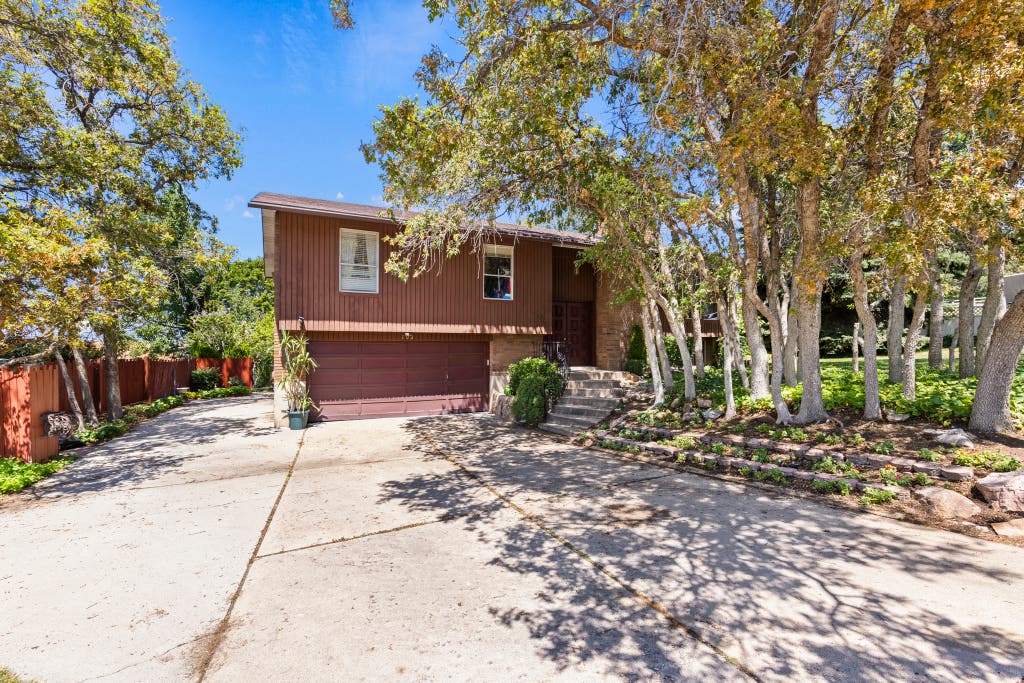 Photo of 703 EMERALD DR, Bountiful, UT 84010 (MLS # 2176493)