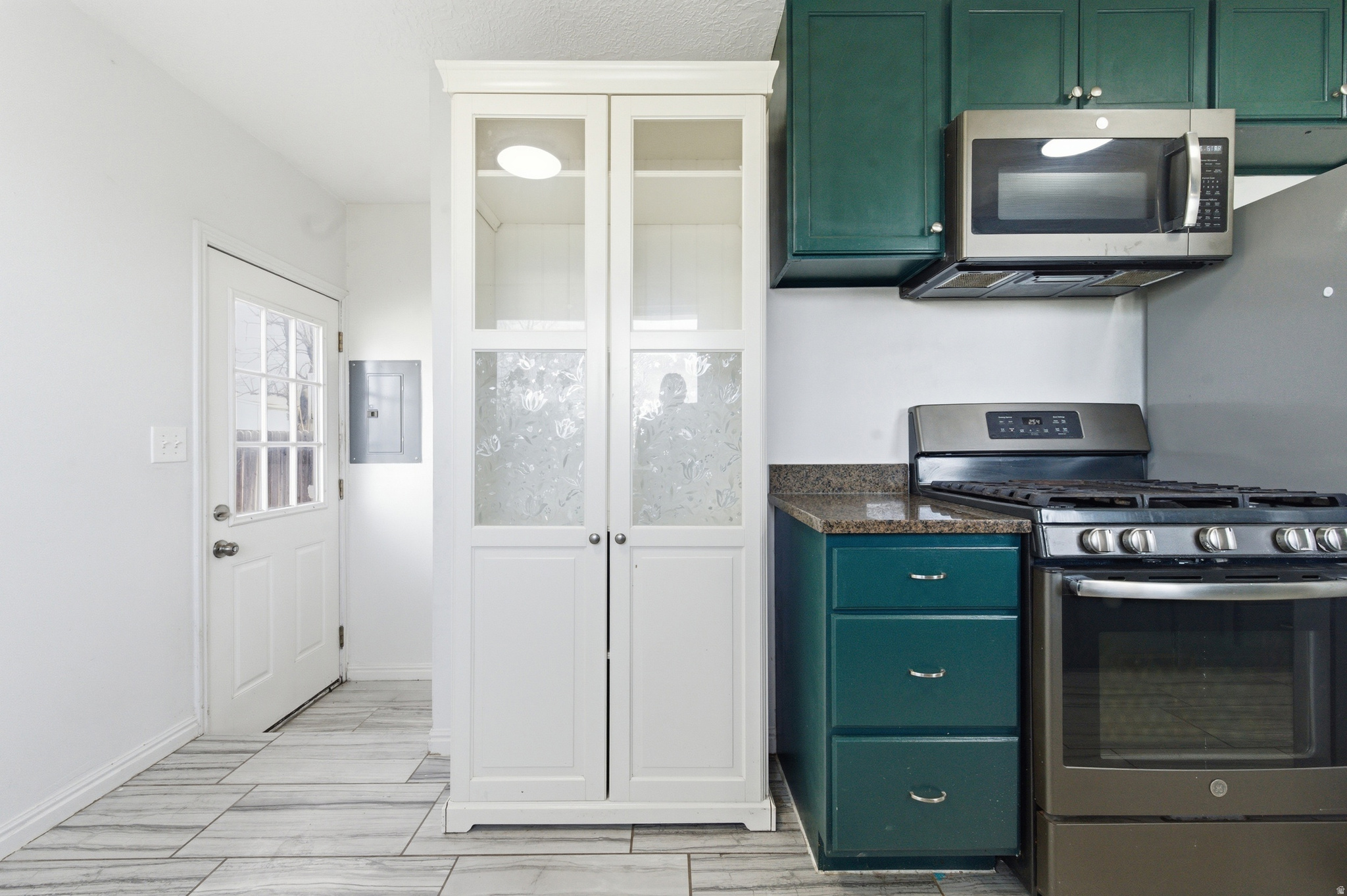 MIT-DEL ESTATES - Residential