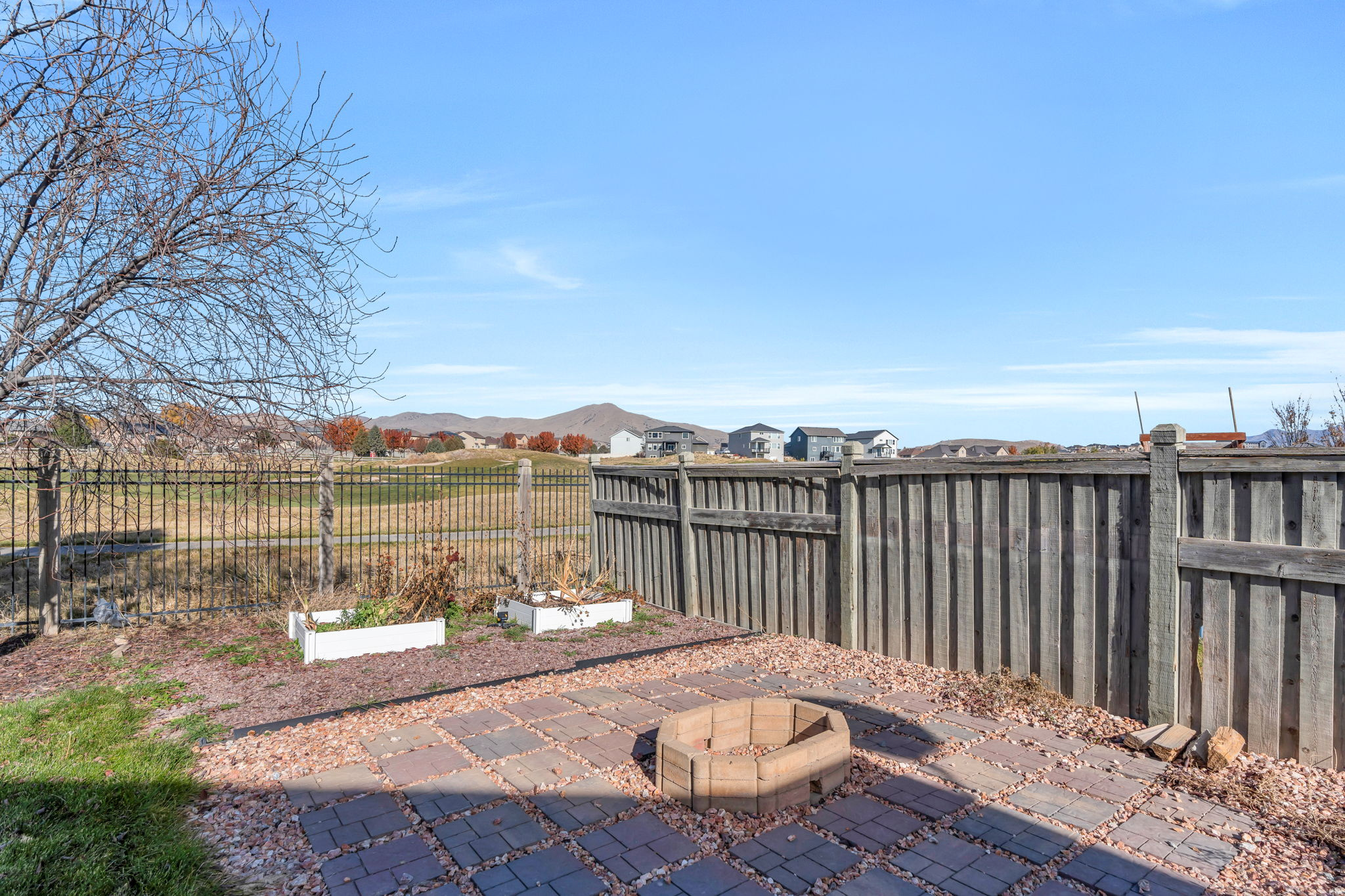 EAGLES GATE - Residential