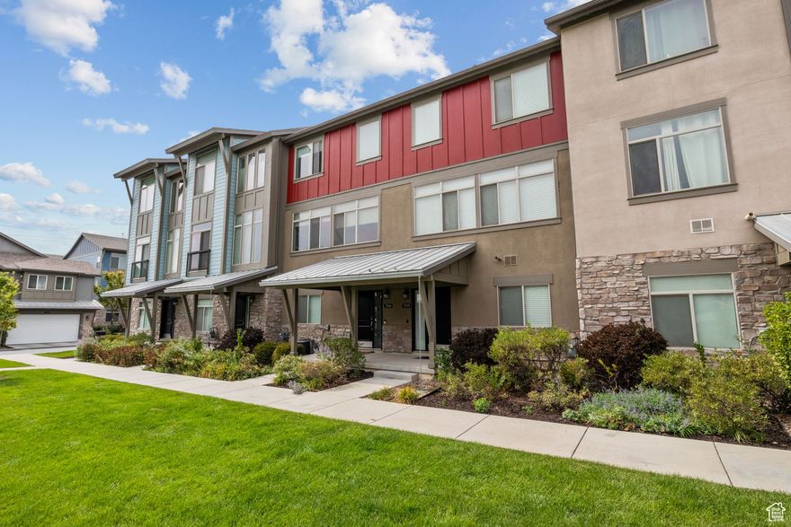 This beautiful townhouse features open living area with lots of natural light. All bedrooms include an en suite bathroom. The master has a walk-in closet and large shower. The upgraded kitchen features a large island, granite countertops, and loads of cabinets. All appliances included. Centrally located close to a TRX station, restaurants, shopping, Top Golf, and freeway access.