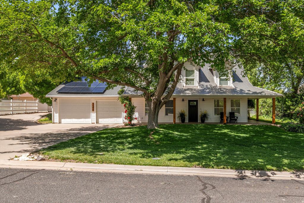 Photo of 246 W MOUNTAIN CHARM RD, Toquerville, UT 84774 (MLS # 2152582)