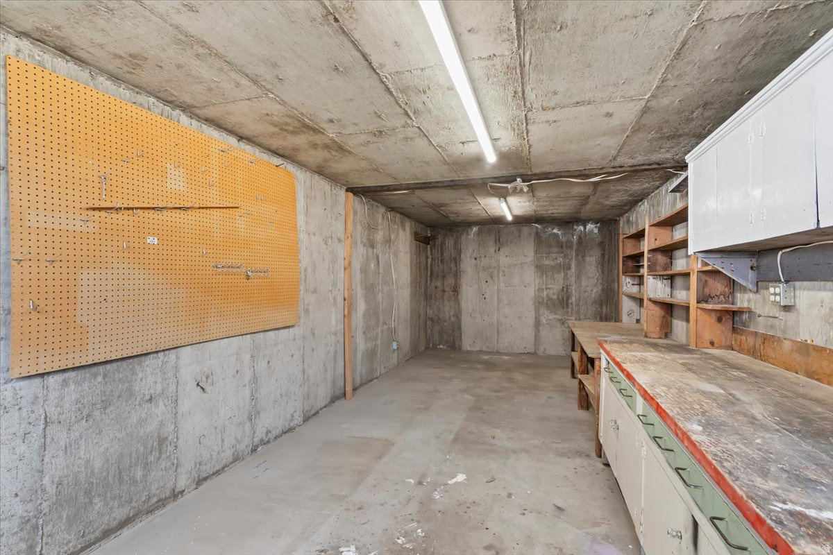 LAKEVIEW MANOR - Residential