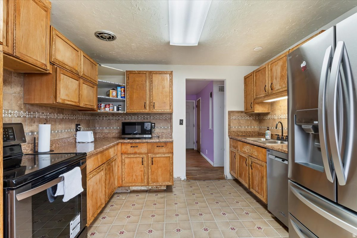 LAKEVIEW MANOR - Residential