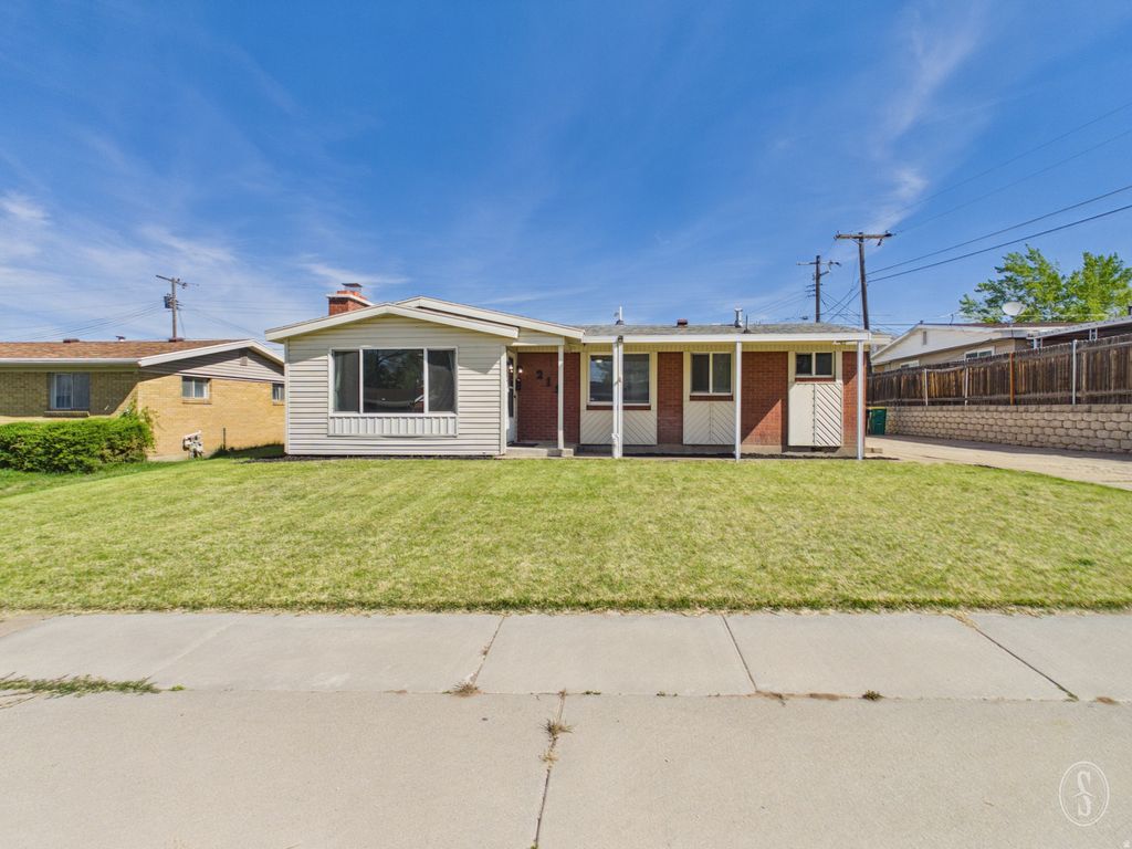 Photo of 215 W 700 N, Clearfield, UT 84015 (MLS # 2155411)