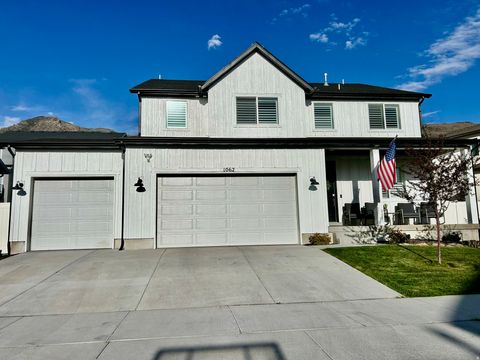 Photo of 1062 N KENSINGTON HTS, Kaysville, UT 84037 (MLS # 2152304)