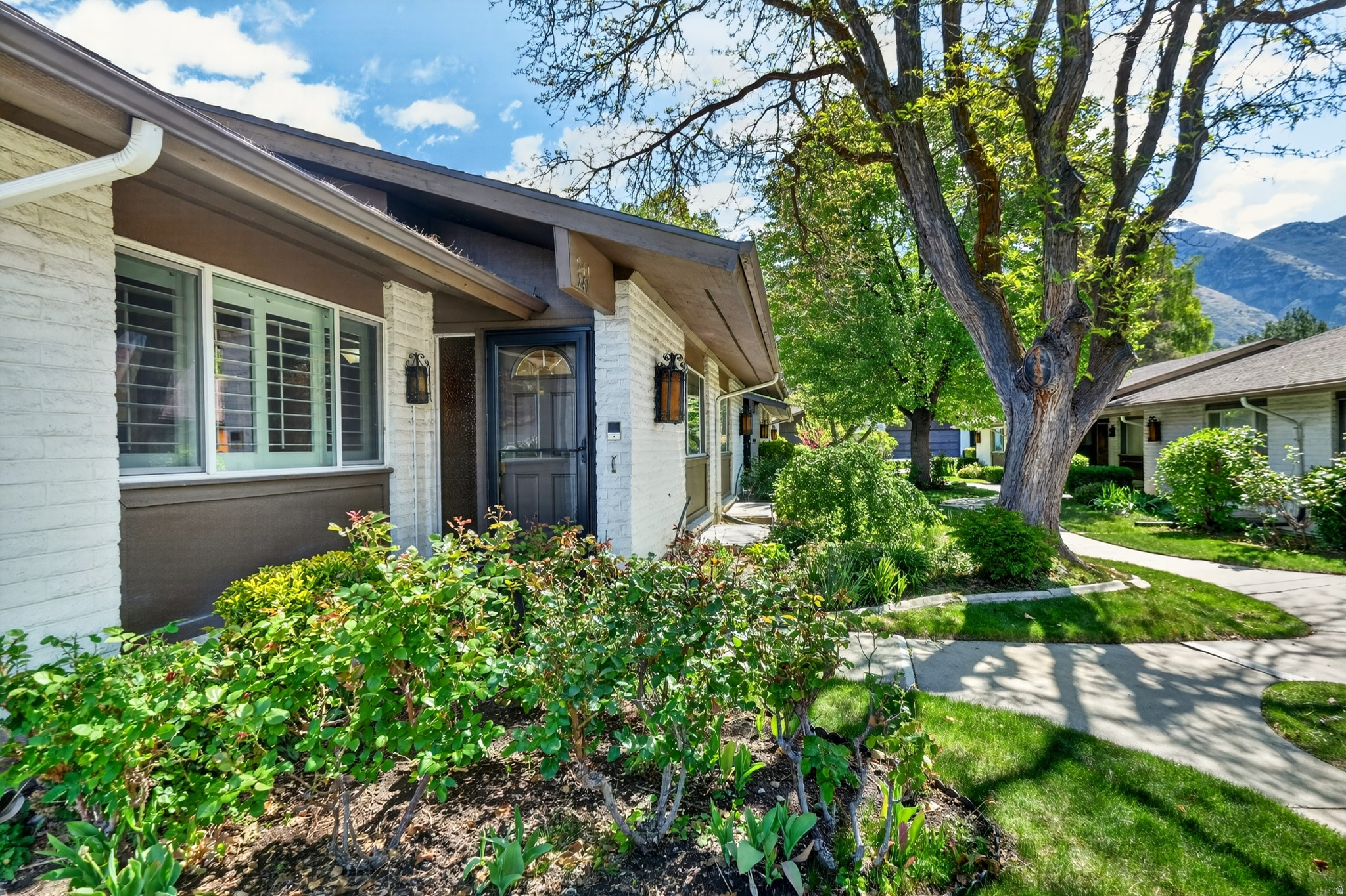 THREE FOUNTAINS - Residential