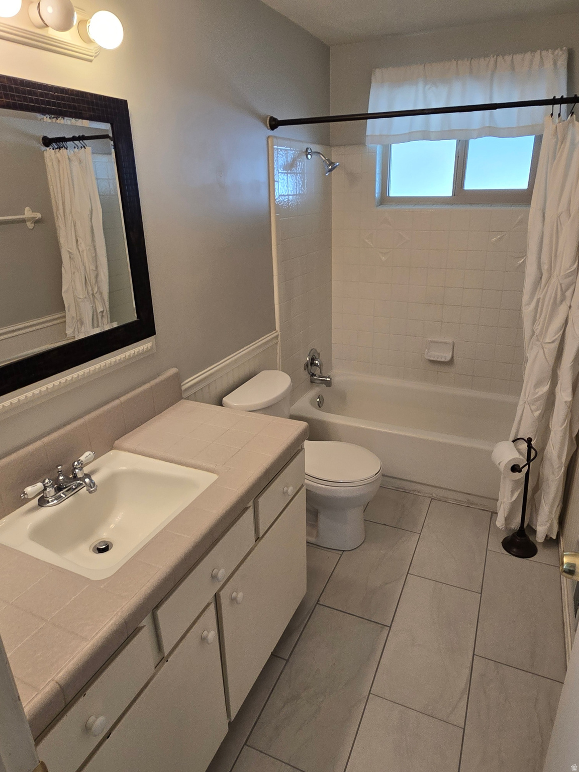 COUNTRY SQUIRE ESTATES - Residential