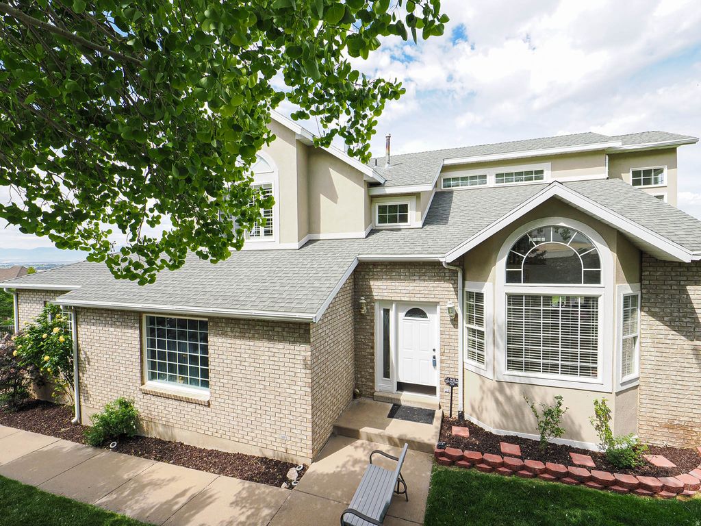 Photo of 1833 N 350 E, Centerville, UT 84014 (MLS # 2156763)