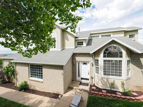 Photo of 1833 N 350 E, Centerville, UT 84014 (MLS # 2156763)