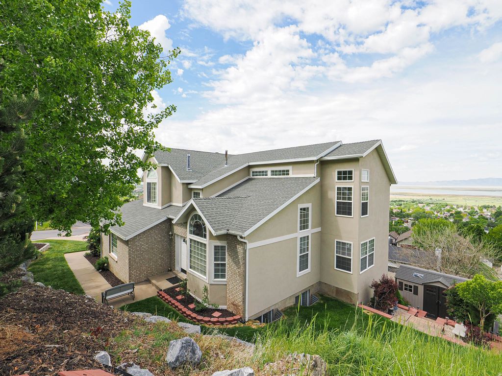 Photo of 1833 N 350 E, Centerville, UT 84014 (MLS # 2156763)