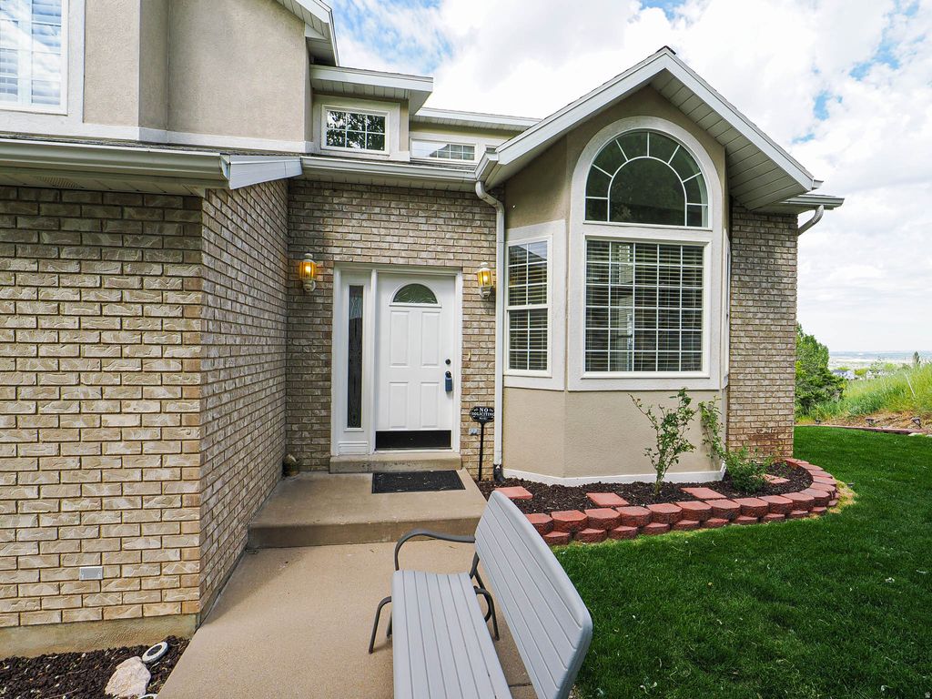 Photo of 1833 N 350 E, Centerville, UT 84014 (MLS # 2156763)