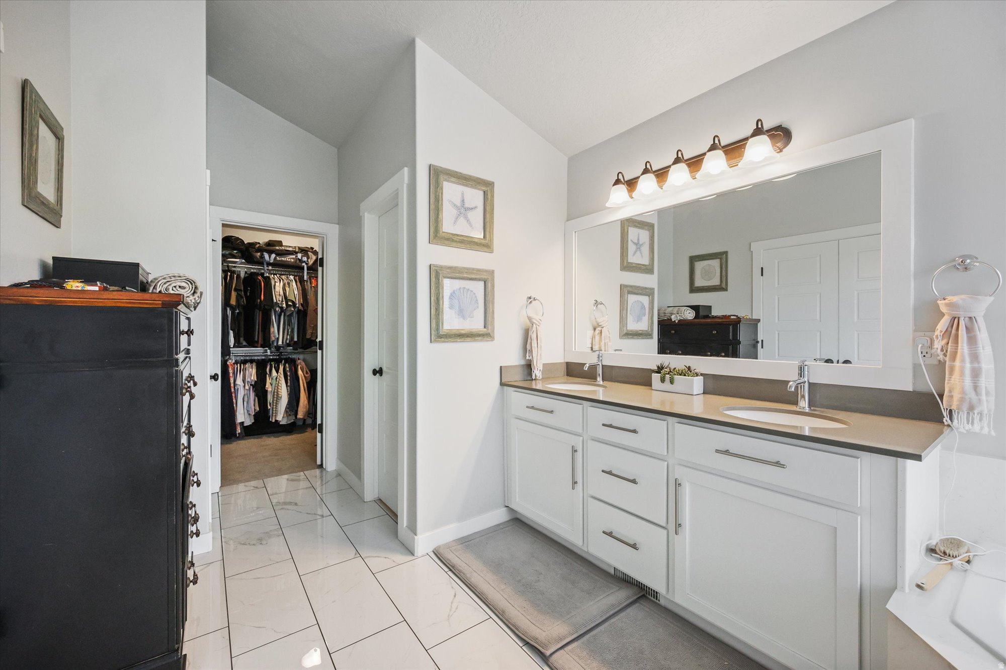 OVERLAND EST 106 - Residential