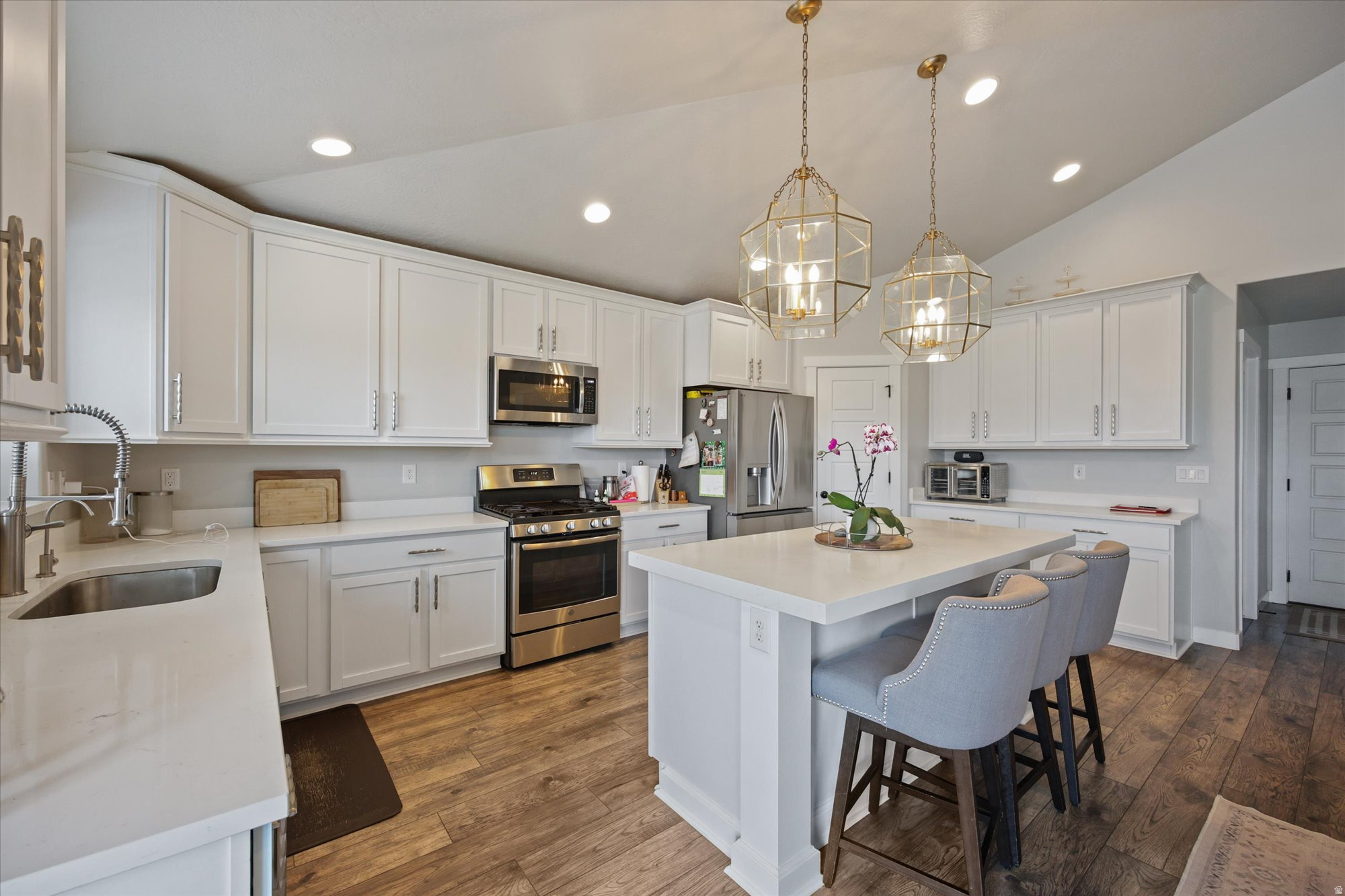 OVERLAND EST 106 - Residential