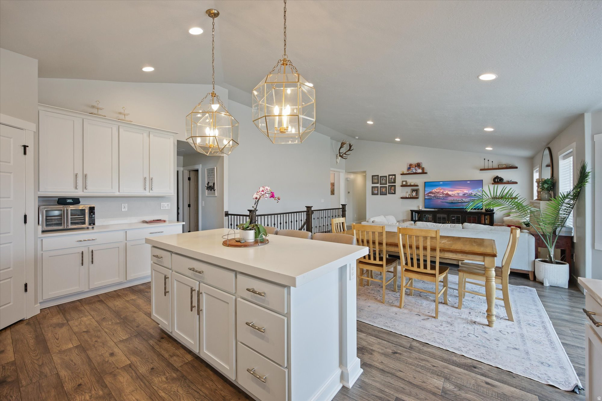 OVERLAND EST 106 - Residential