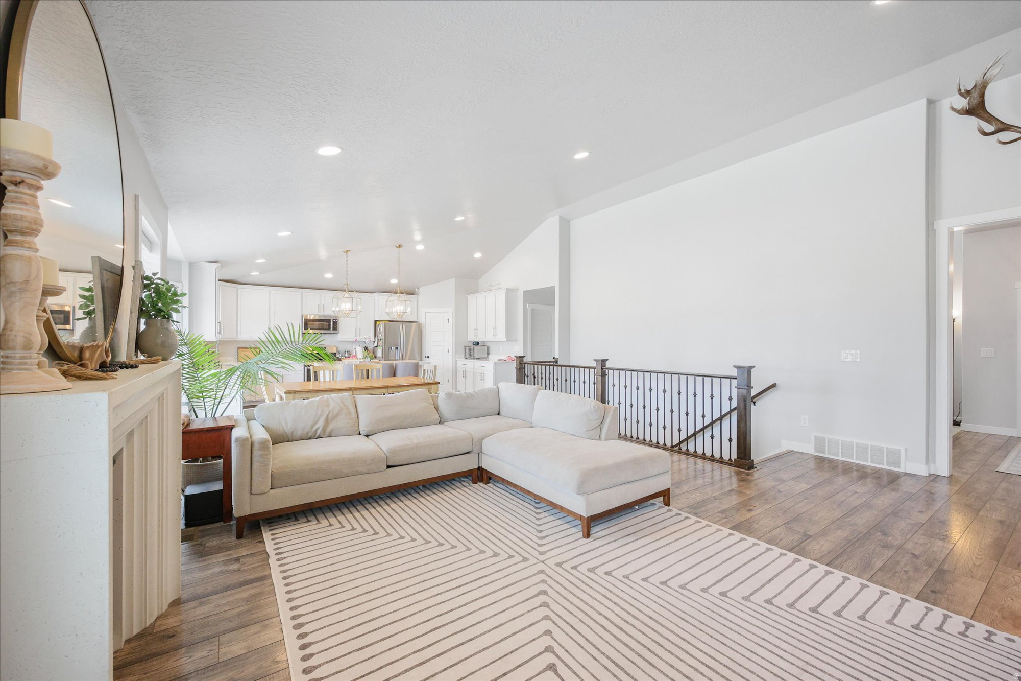 OVERLAND EST 106 - Residential