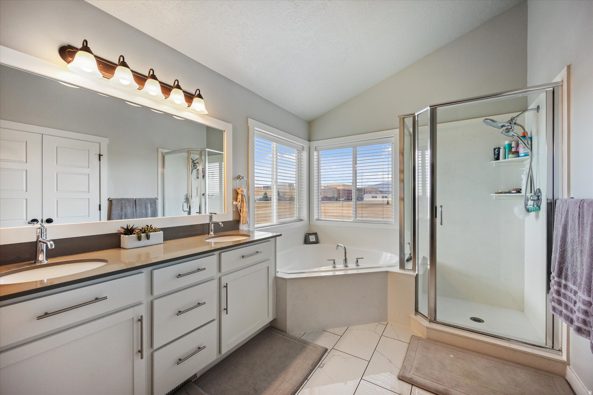 OVERLAND EST 106 - Residential