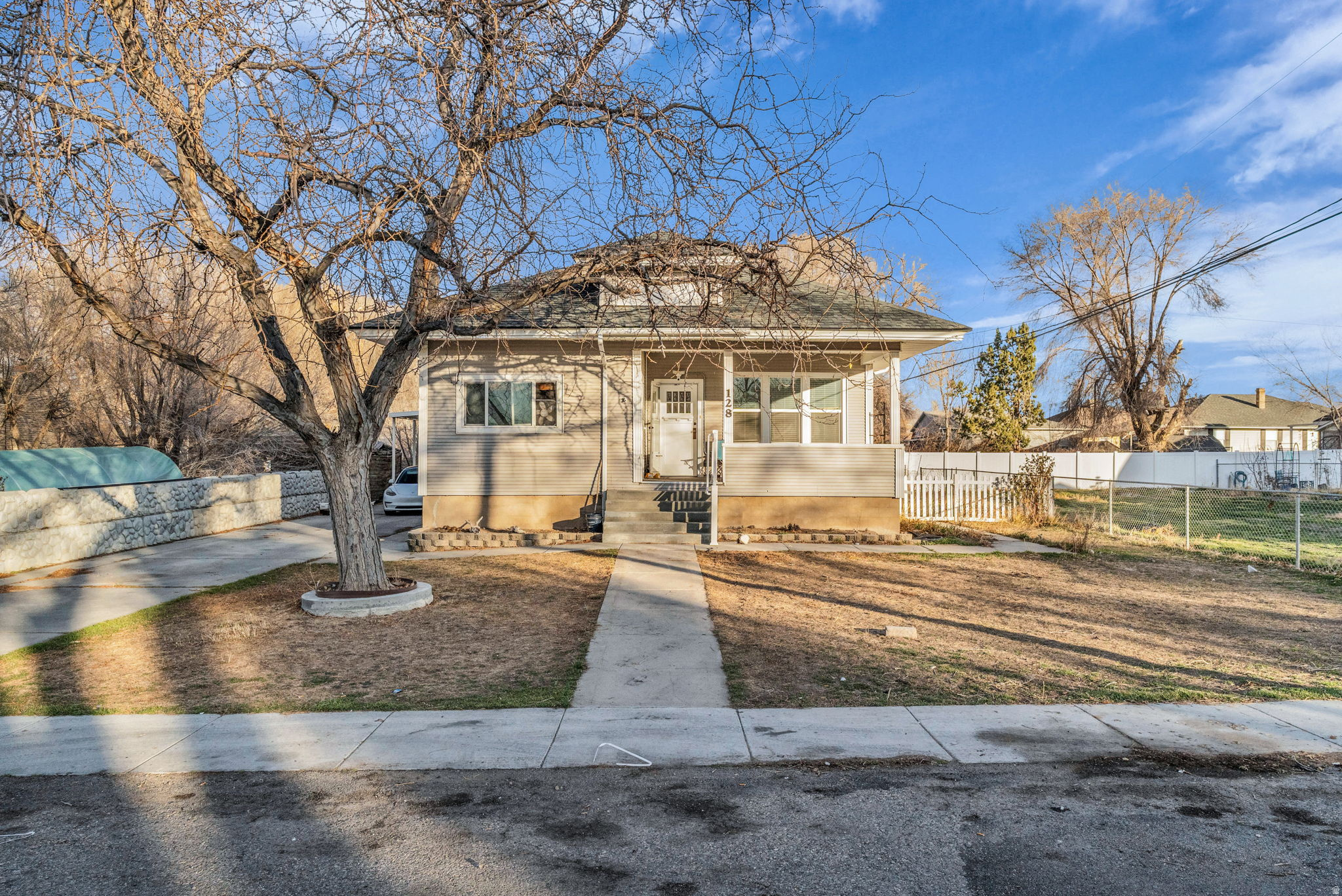 Main image without alt text