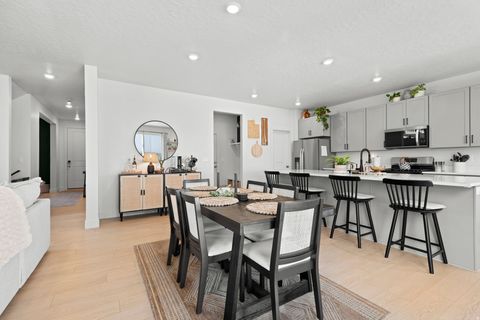 Tiny photo for 1048 N KENSINGTON HTS, Kaysville, UT 84037 (MLS # 2135147)