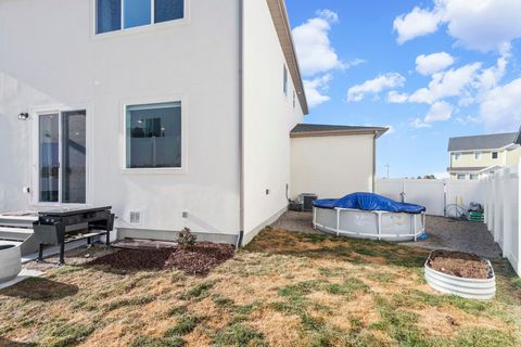 Tiny photo for 1048 N KENSINGTON HTS, Kaysville, UT 84037 (MLS # 2135147)