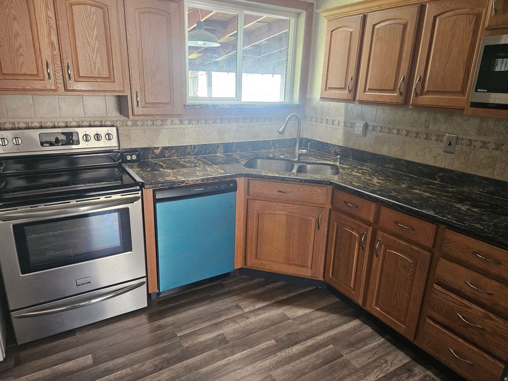 Photo of 651 SHERWOOD DR, Layton, UT 84041 (MLS # 2156358)