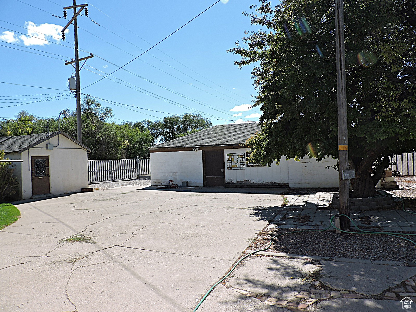 Main image without alt text