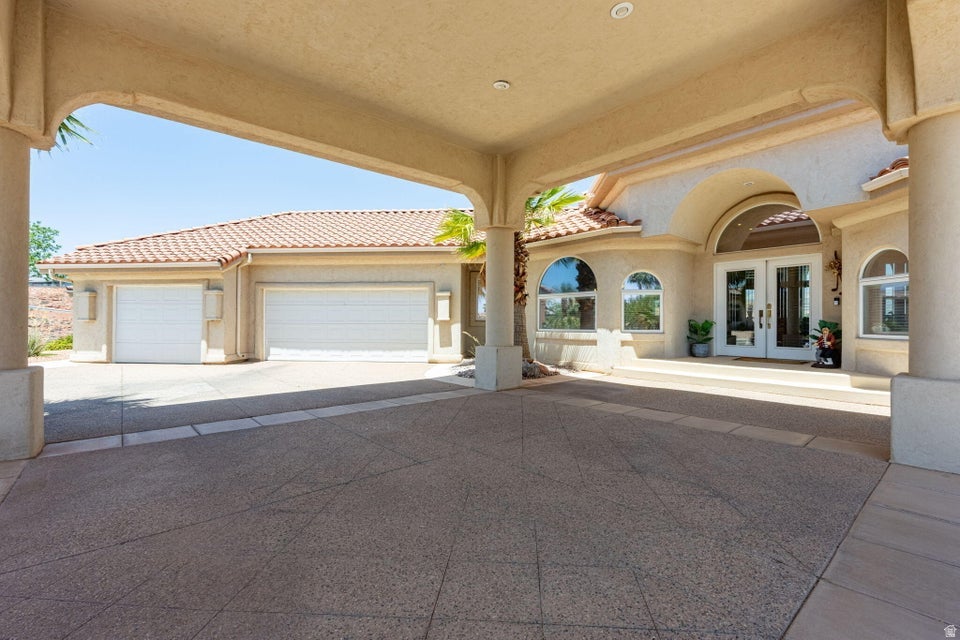 Photo of 1210 W LIONS HEAD DR, Washington, UT 84780 (MLS # 2165932)