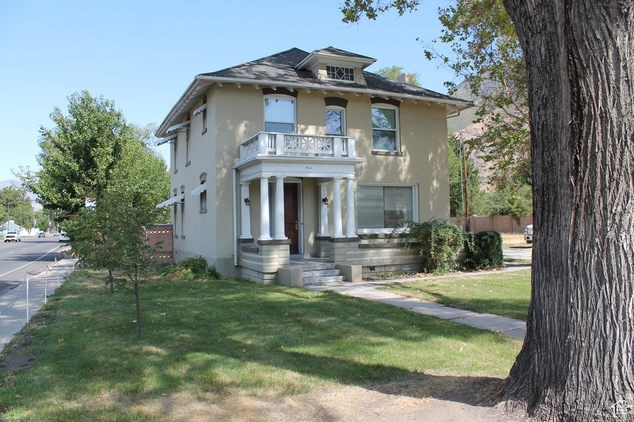 Main image without alt text