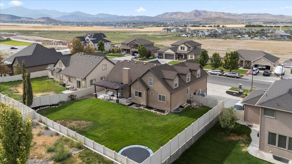 Photo of 771 W MEADOW SIDE DR, Saratoga Springs, UT 84045 (MLS # 2175775)