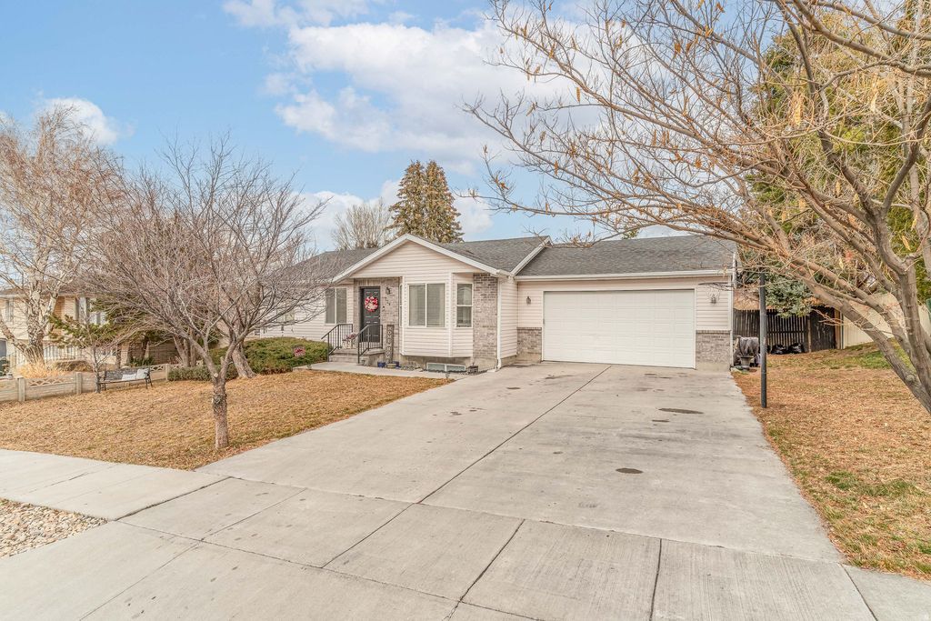 Photo of 729 E CRESTVIEW DR S, Tooele, UT 84074 (MLS # 2137341)
