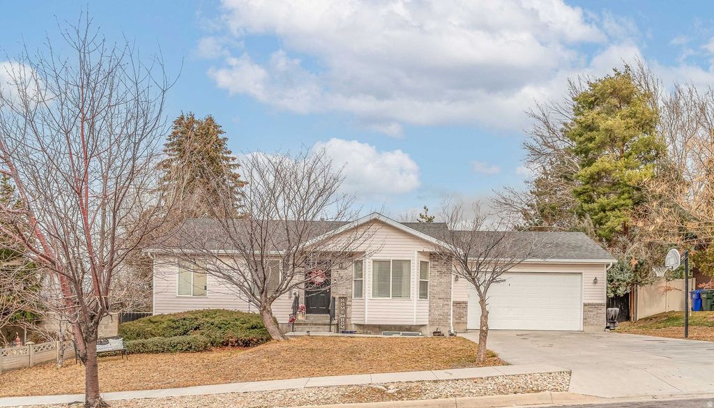 Photo of 729 E CRESTVIEW DR S, Tooele, UT 84074 (MLS # 2137341)