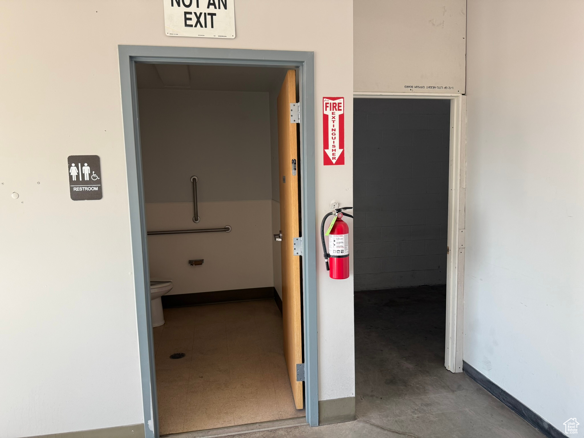 AVIGATION CONDO - Commercial Lease