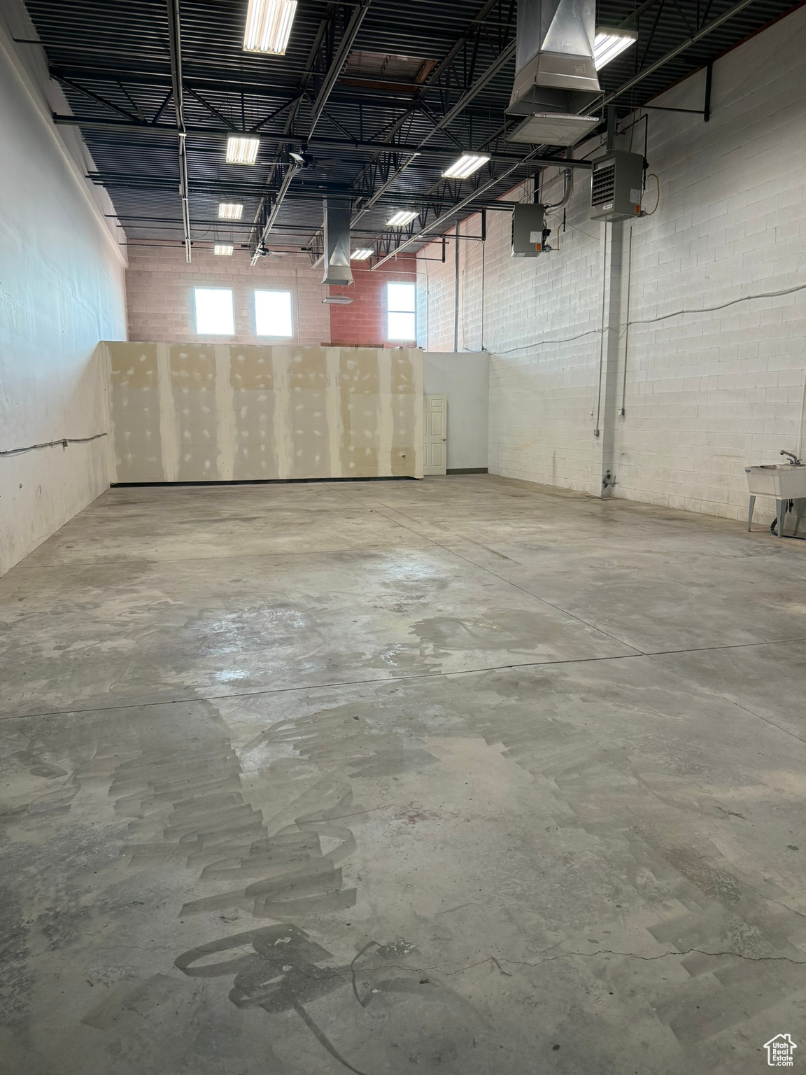 AVIGATION CONDO - Commercial Lease