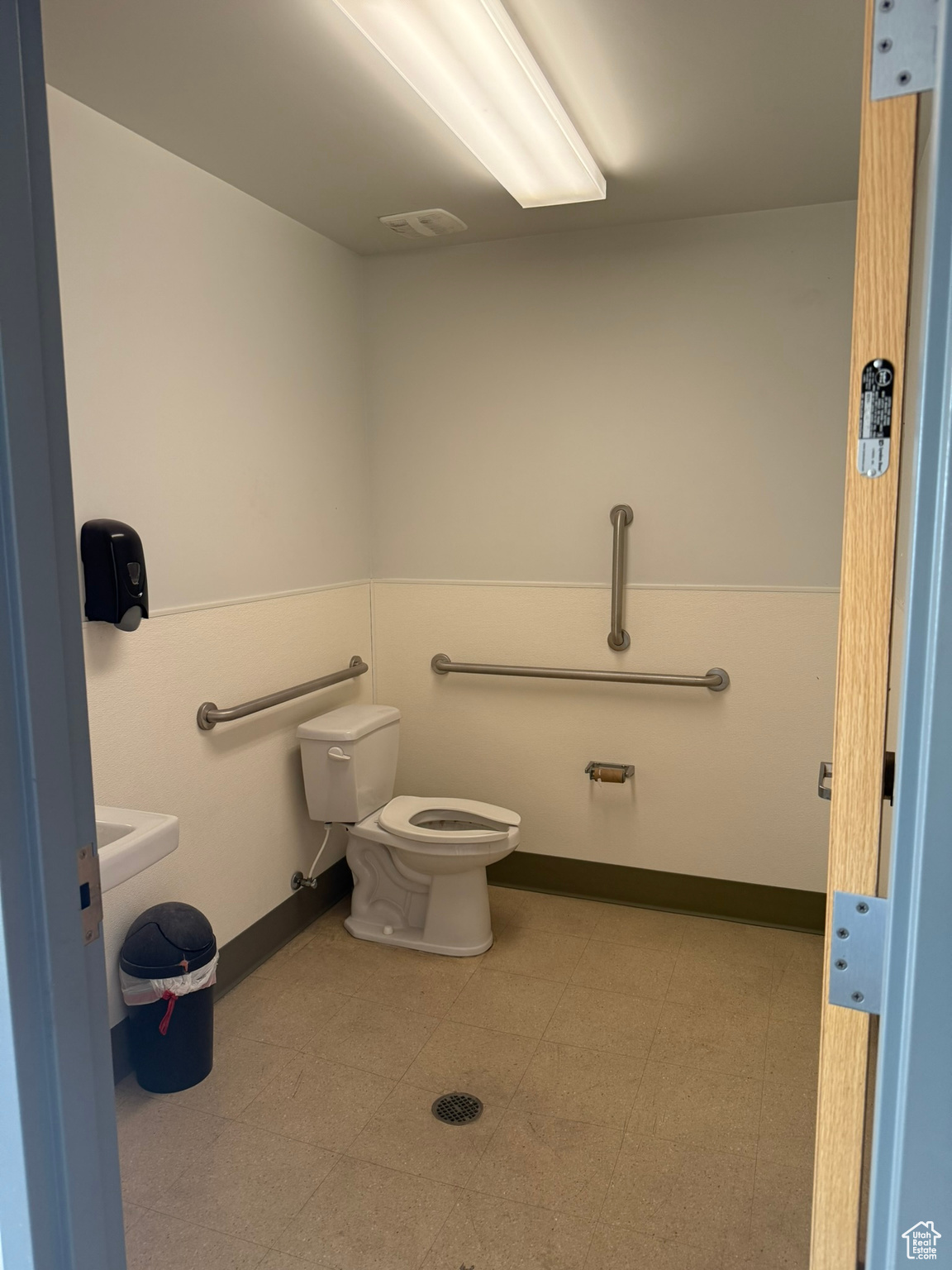 AVIGATION CONDO - Commercial Lease