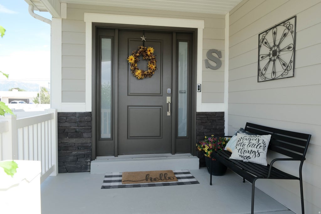 Photo of 827 S 3050 W, Syracuse, UT 84075 (MLS # 2181466)