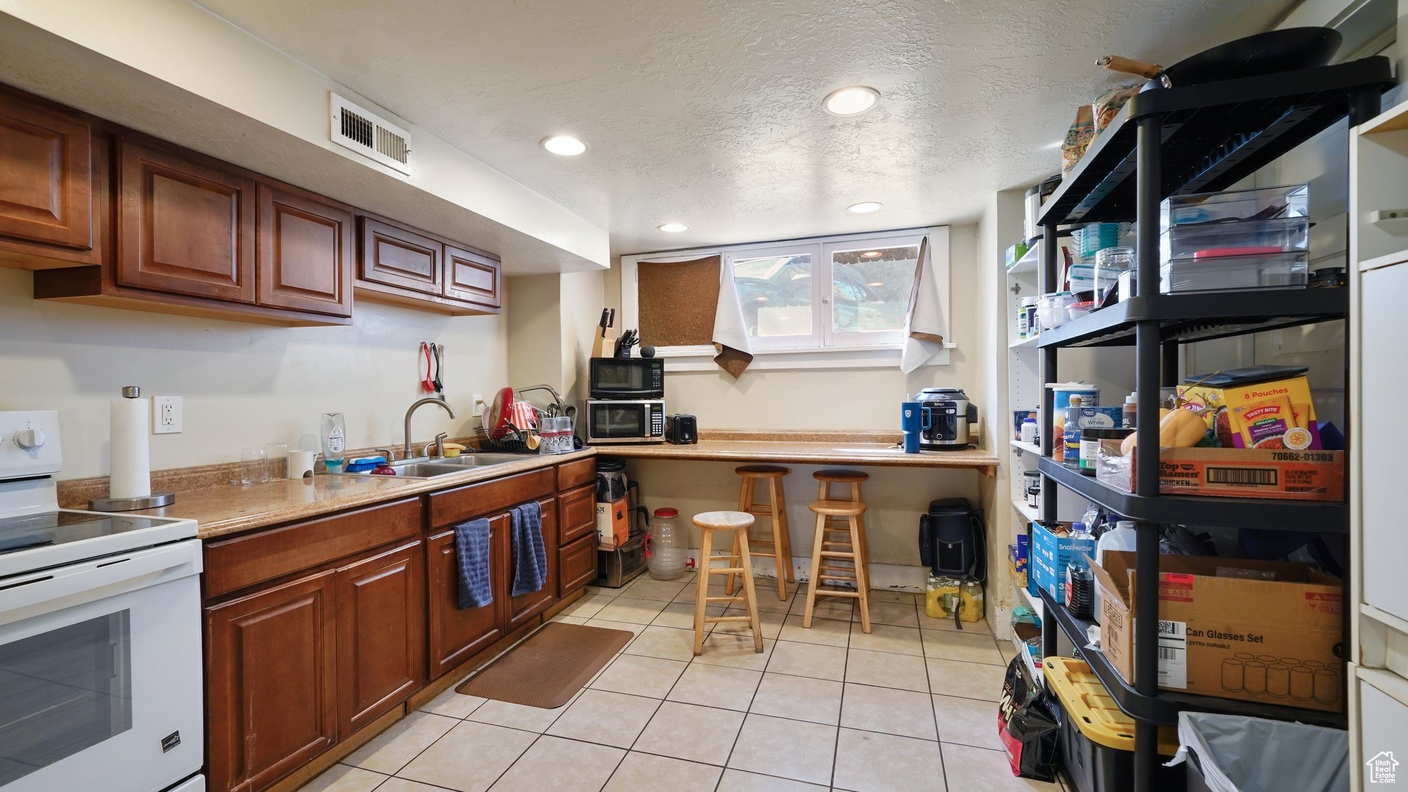 Provo, Utah 84606, United States, 6 Bedrooms Bedrooms, ,3 BathroomsBathrooms,Residential,Pending,116282