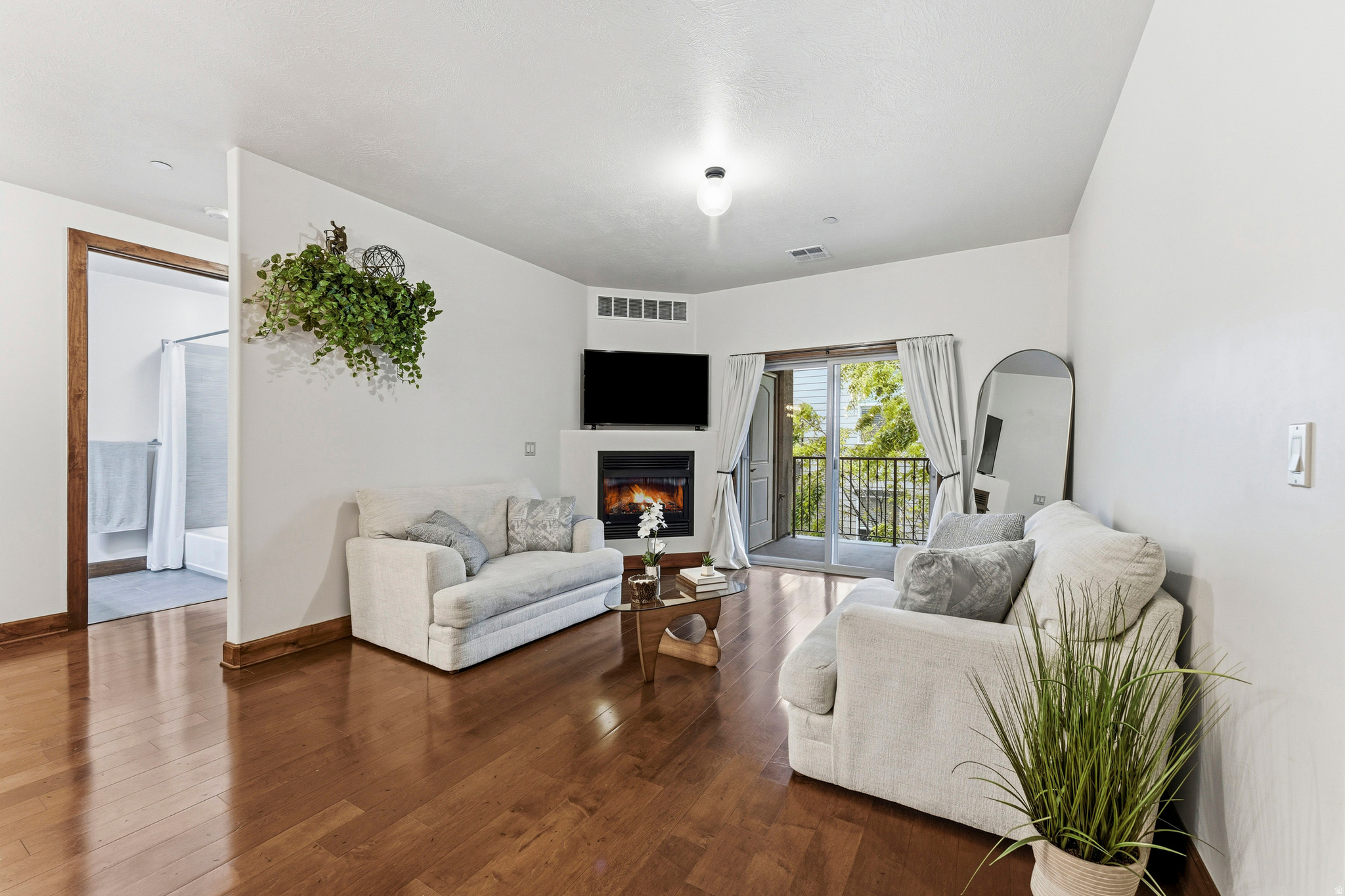 COUNTRY CLUB VIEW - Residential