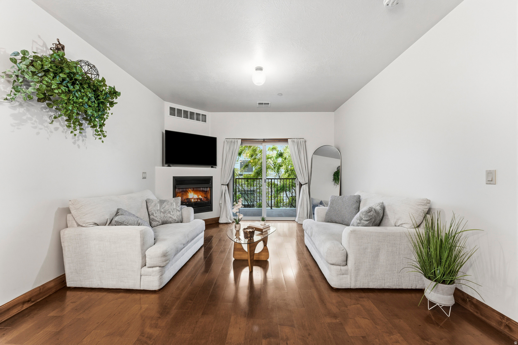 COUNTRY CLUB VIEW - Residential