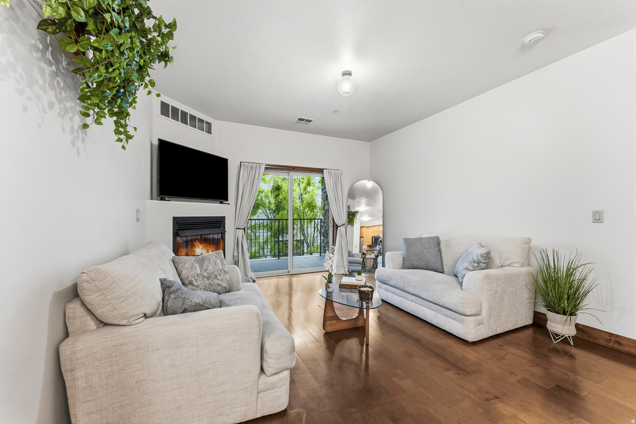 COUNTRY CLUB VIEW - Residential