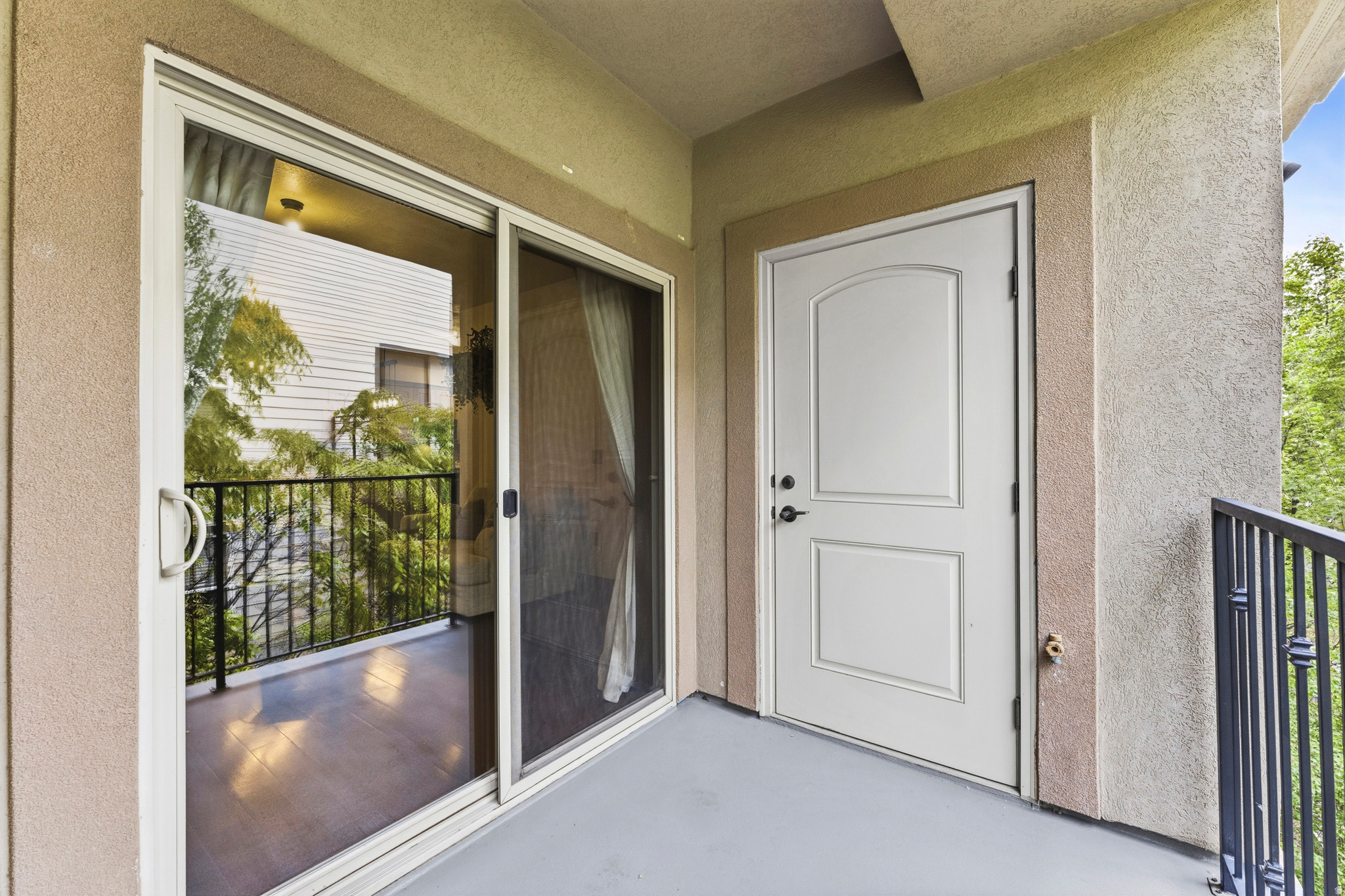 COUNTRY CLUB VIEW - Residential
