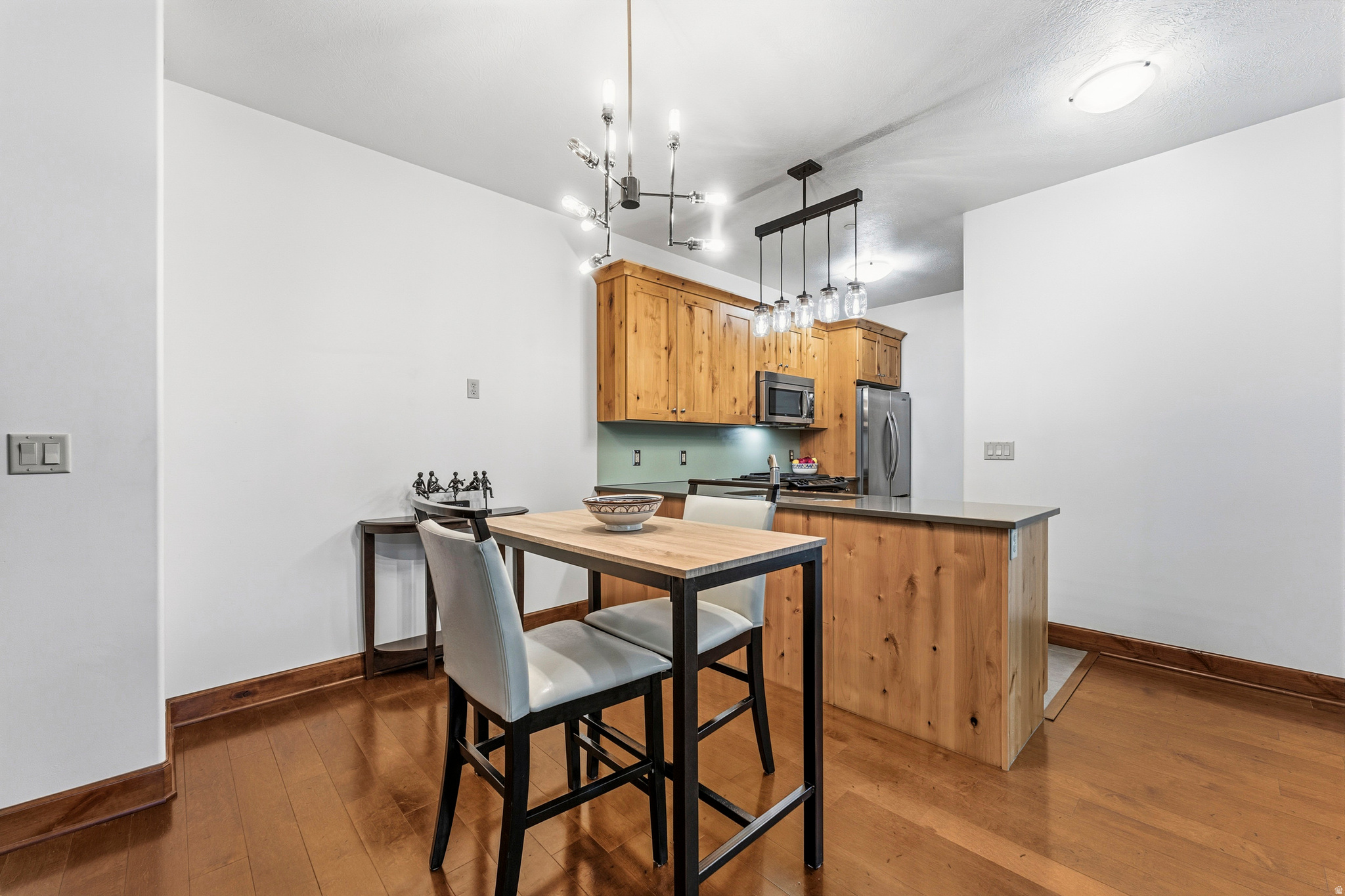COUNTRY CLUB VIEW - Residential