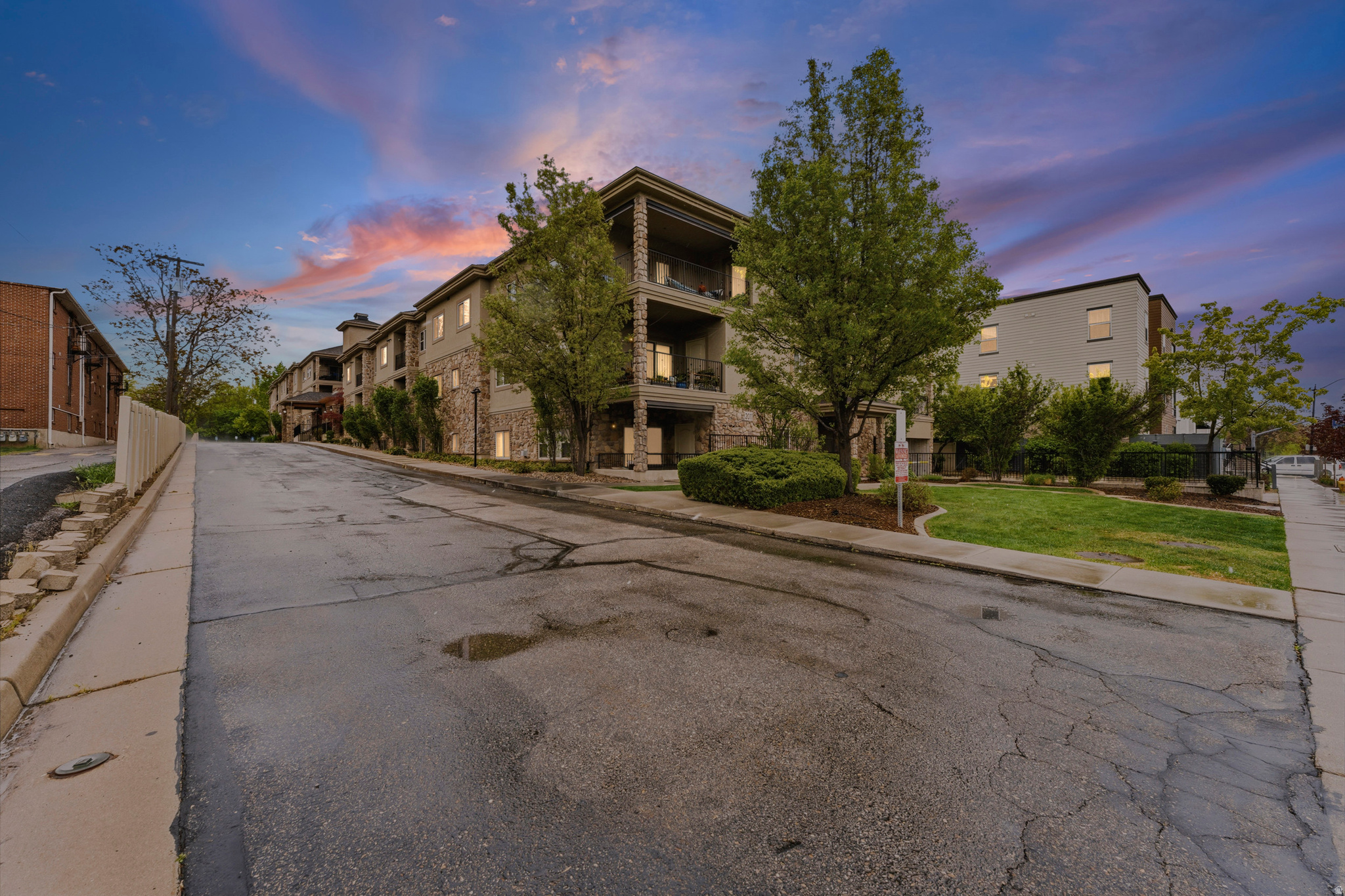 COUNTRY CLUB VIEW - Residential