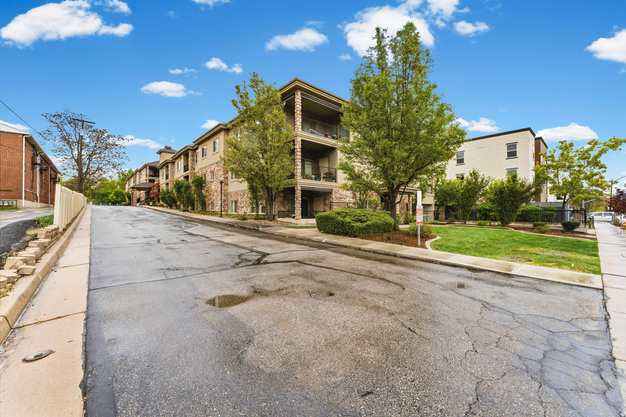 COUNTRY CLUB VIEW - Residential