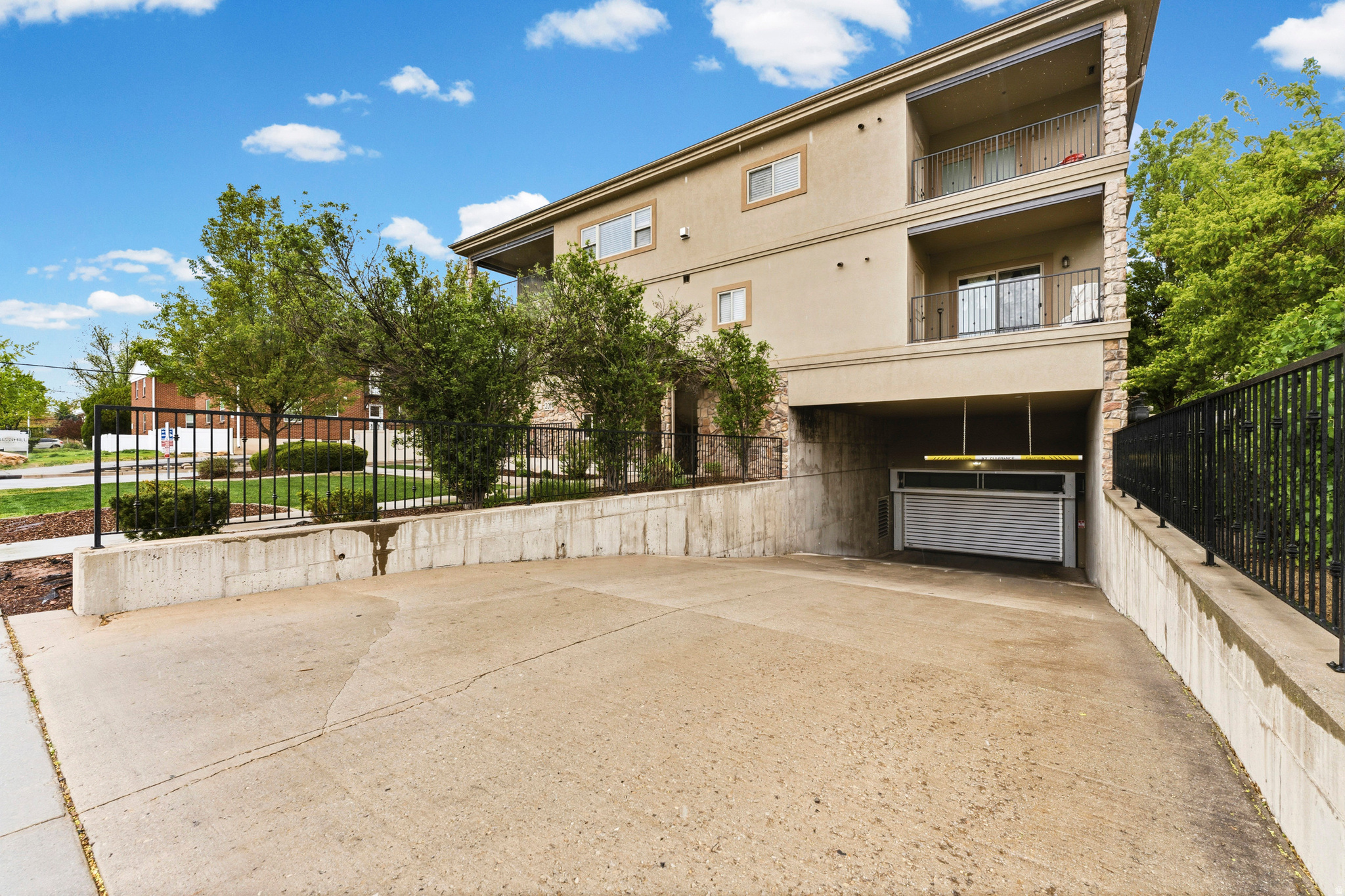 COUNTRY CLUB VIEW - Residential